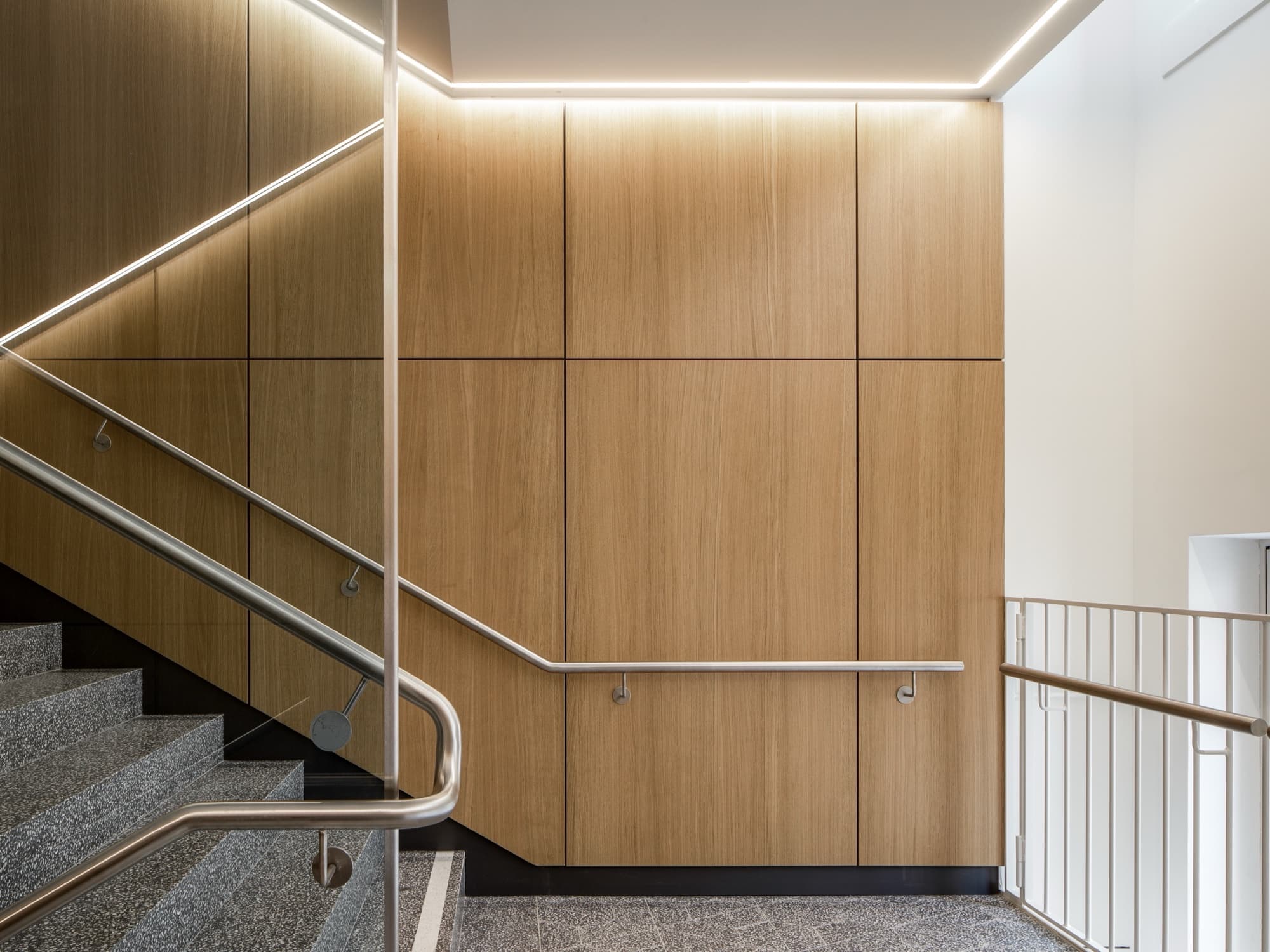 Oak acoustic wall panelling in the stairwell of the Salzburg justice centre